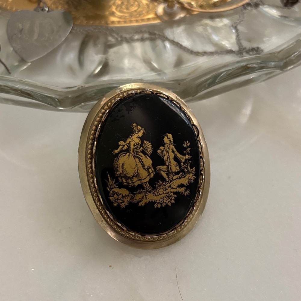 Vintage Black and Gold Cameo Brooch - Elegant Women's Jewelry